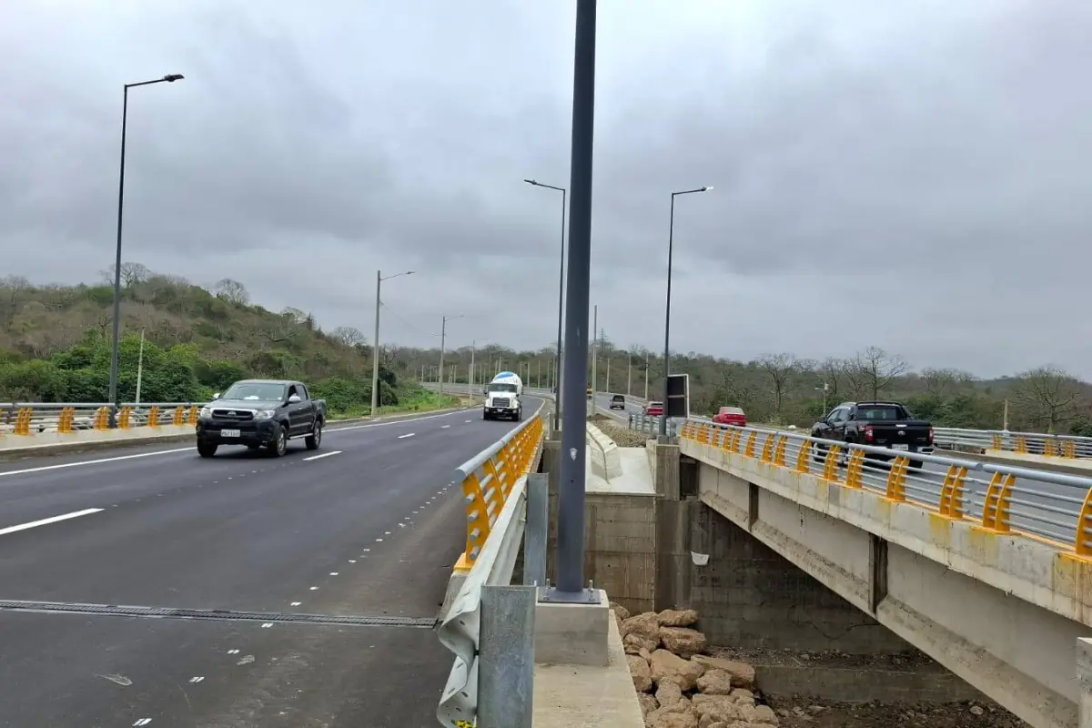 El nuevo puente Quimís cuenta con cuatro carriles y conecta la ruta vial entre Manabí y Guayas., El Diario