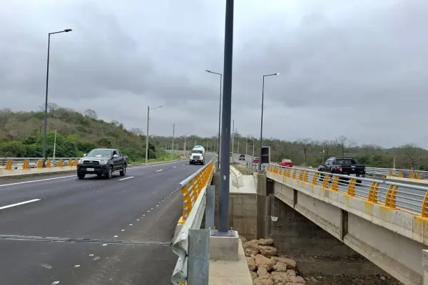 El nuevo puente Quimís cuenta con cuatro carriles y conecta la ruta vial entre Manabí y Guayas. ,El Diario