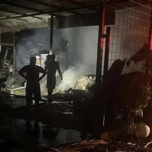 Incendio consumió una vivienda tras la explosión de un cilindro de gas en la parroquia Calderón