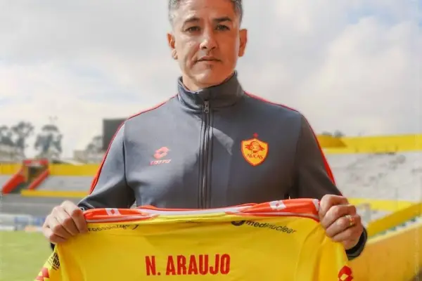 El entrenador Norberto Araujo se despidió de Aucas en rueda de prensa. ,X: @Aucas45