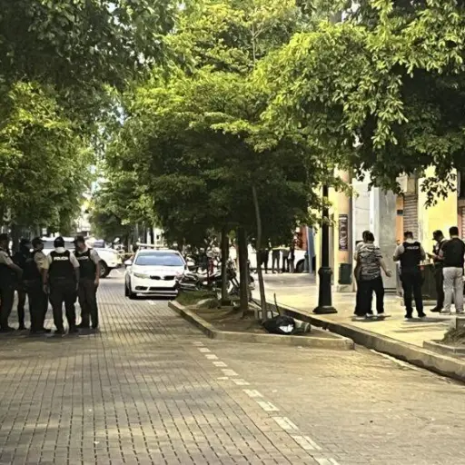 Una mujer fue asesinada a tiros en el centro de Machala y otra resultó herida