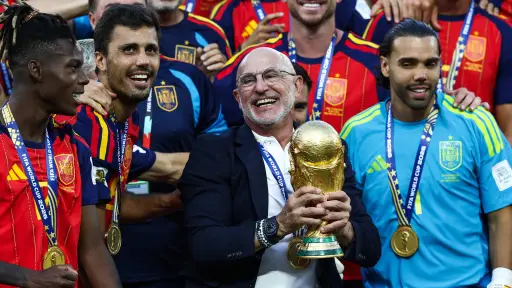 La selección de España aterriza en el aeropuerto de Madrid y se esperan festejos