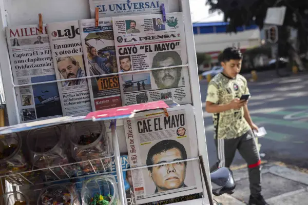 Vista de las portadas de periódicos mexicanos que muestran la noticia de la captura de Ismael \