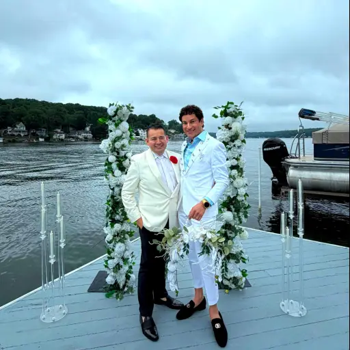 El creativo ecuatoriano Vinicio Villamil selló su historia de amor con Jaime Solano en una boda en Estados Unidos