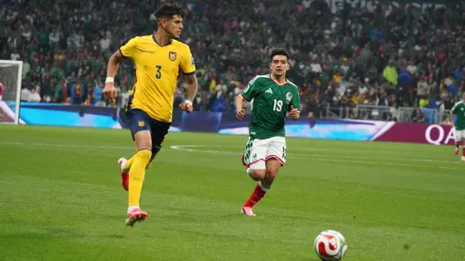 El mexicano Santiago Giménez le respondió a un niño sobre lo que le dijo Piero Hincapié antes de la expulsión