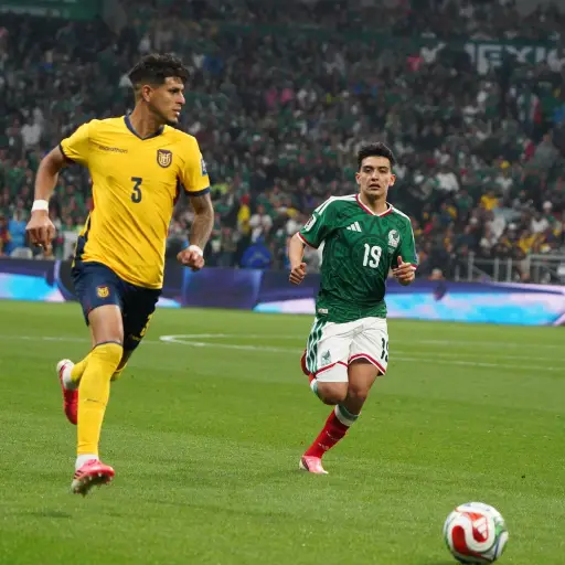 El mexicano Santiago Giménez le respondió a un niño sobre lo que le dijo Piero Hincapié antes de la expulsión