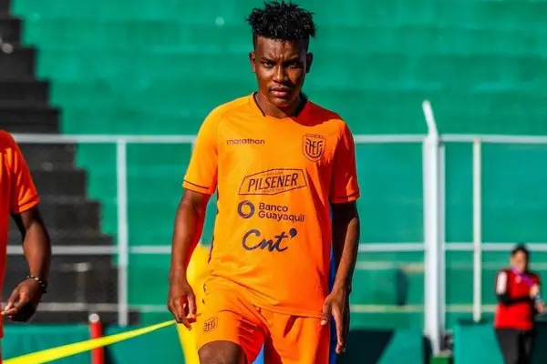 Oscar Zambrano es un mediocampista ecuatoriano de marca y salida