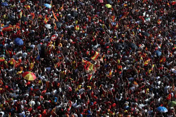La afición española abarrota la Plaza de Cibeles en Madrid el 20 de julio de 2026, a la espera de la llegada de los jugadores campeones del mundo.. ,PIERRE-PHILIPPE MARCOU / AFP