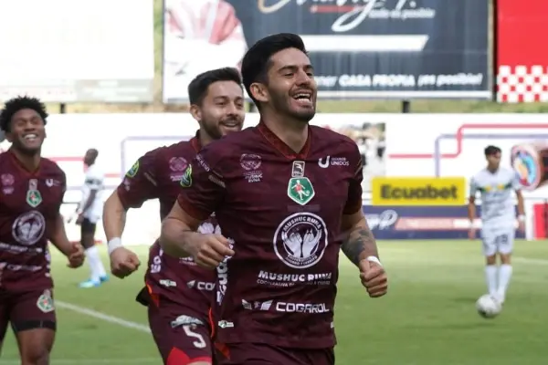 Ronie Carrillo, delantero de Mushuc Runa se convirtió en la figura del equipo ambateño. ,Foto: Agencia Apifoto