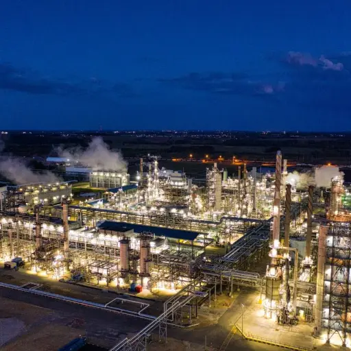Precios del petróleo aumentan por las tensiones persistentes en Oriente Medio
