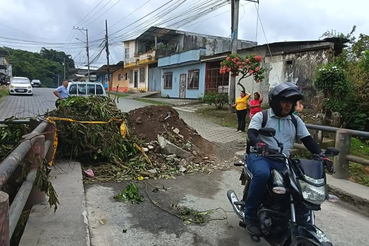 Solo los motociclistas pueden pasar por el puente., Diario Centro