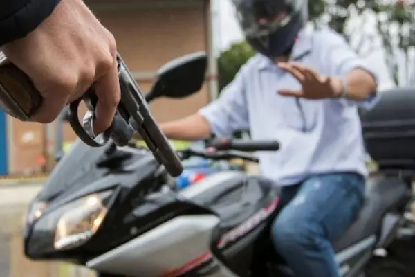 Los robos de motocicletas son constantes en la vía Portoviejo-Santa Ana. ,Ilustración