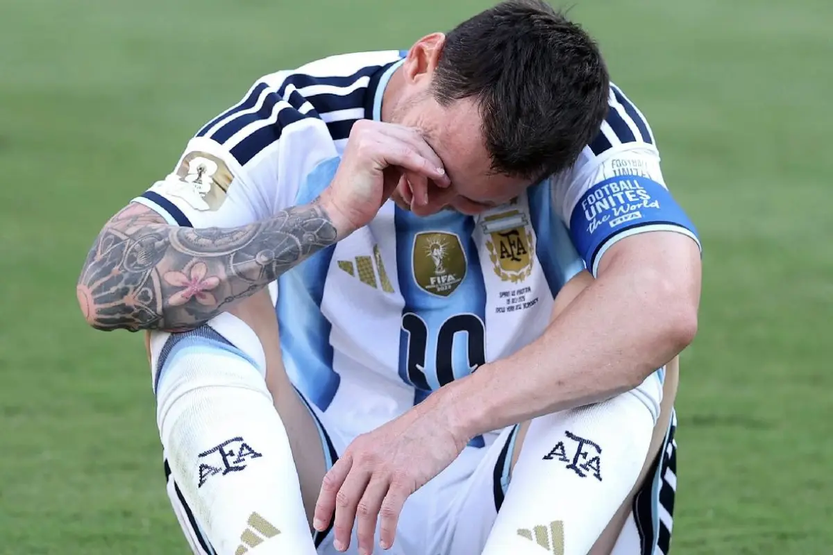 Lionel Messi se sacó los zapatos, se sentó sobre el césped y empezó a llorar tra perder la final del Mundial., Foto: Agencias