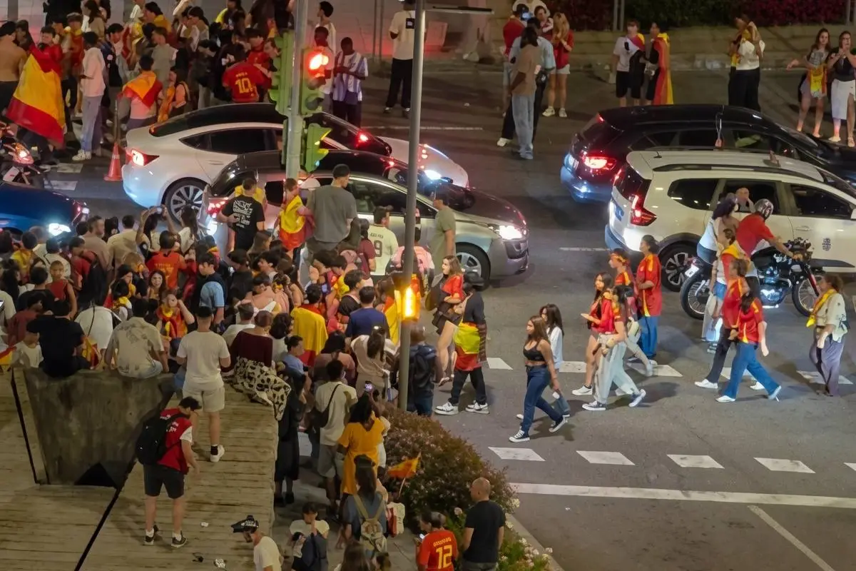 Miles de personans salieron a las calles, en las principales ciudades de España para celebrar el título de su selección., Foto: Agencias