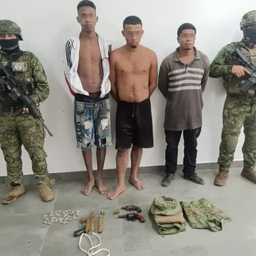 Pedernales: operativo militar deja tres aprehendidos y armas decomisadas en Manabí