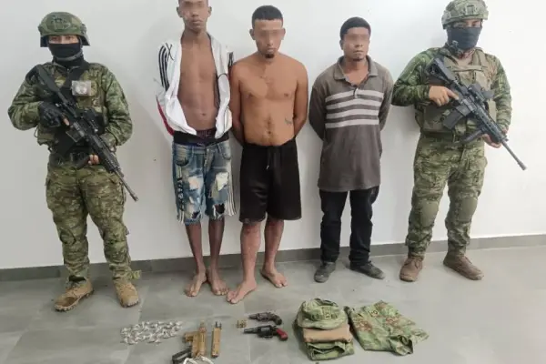Pedernales operativo militar deja tres aprehendidos y armas decomisadas en Manabí