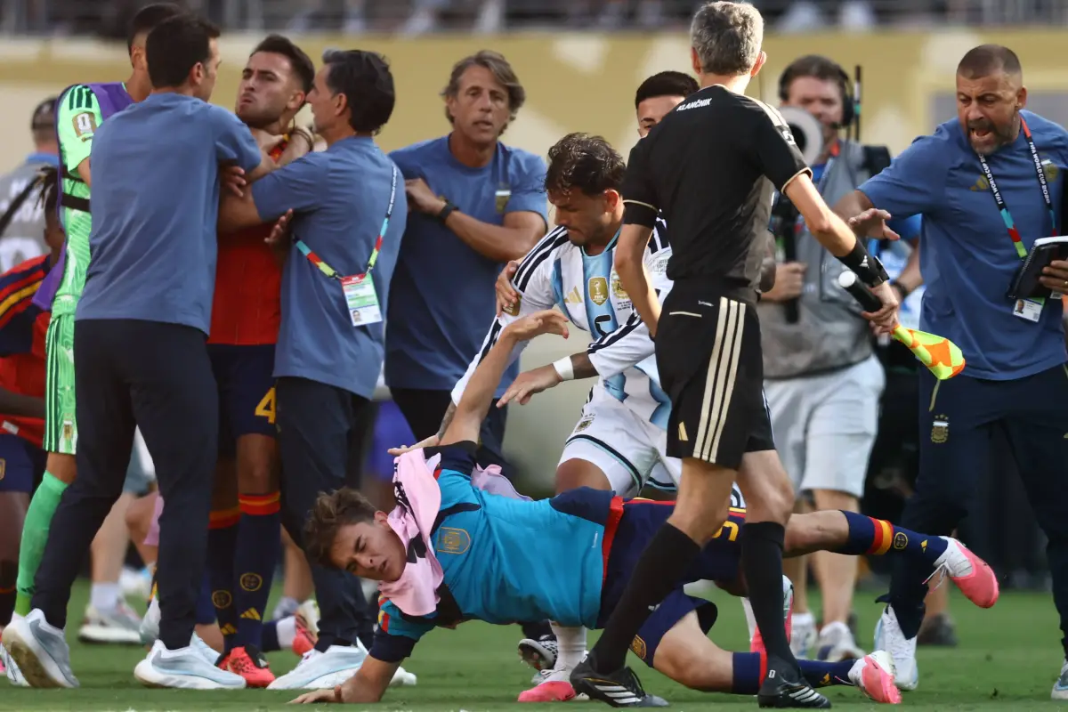 El argentino Leandro Paredes (arriba) golpea al centrocampista español Gavi, tras perder la final del Mundial 2026., CHARLY TRIBALLEAU / AFP