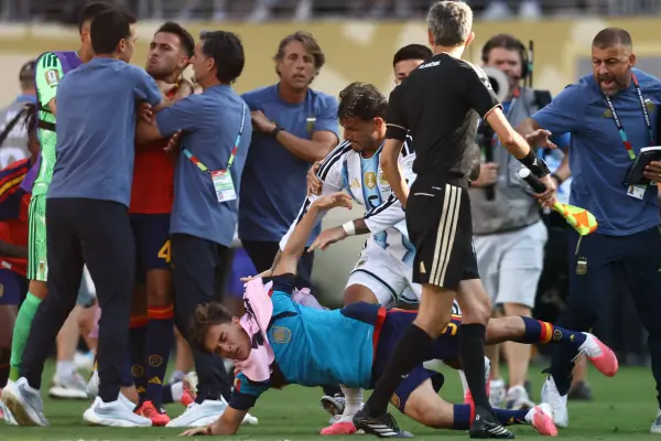 El argentino Leandro Paredes (arriba) golpea al centrocampista español Gavi, tras perder la final del Mundial 2026. ,CHARLY TRIBALLEAU / AFP