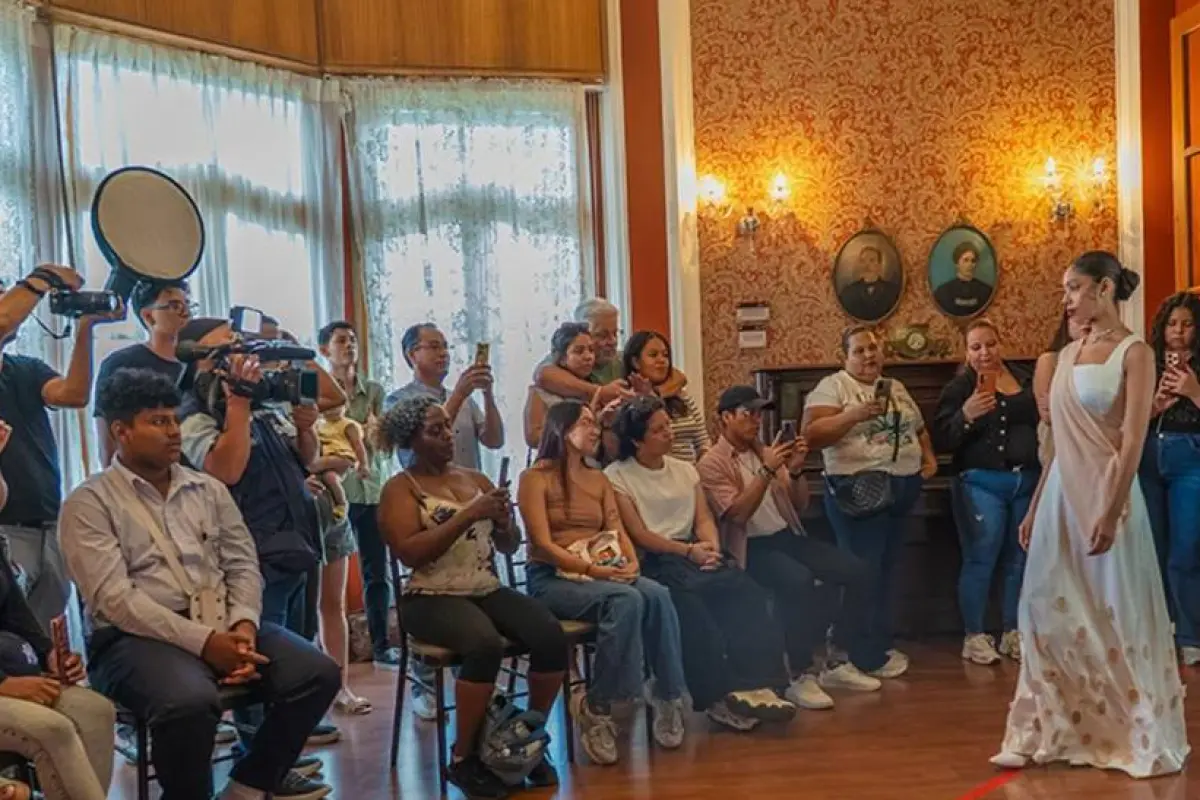 La pasarela que transformó la historia del cacao en alta costura sorprendió a los visitantes en Guayaquil