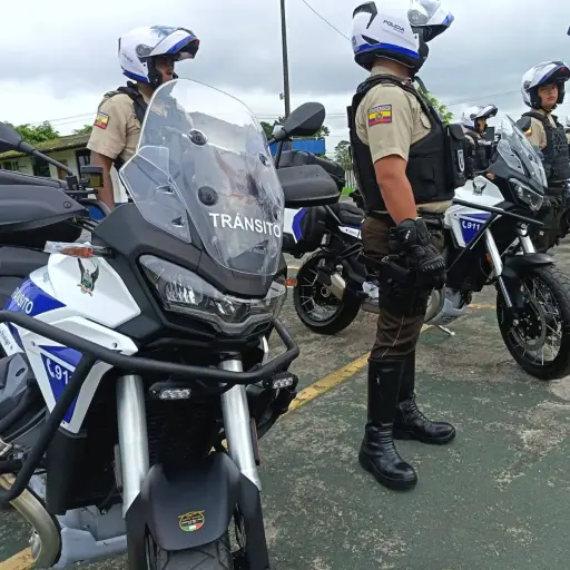 Santo Domingo de los Tsáchilas refuerza la seguridad vial con 10 motocicletas para patrullaje en los ejes viales