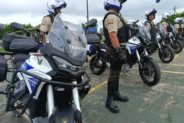 Santo Domingo de los Tsáchilas refuerza la seguridad vial con 10 motocicletas para patrullaje en los ejes viales