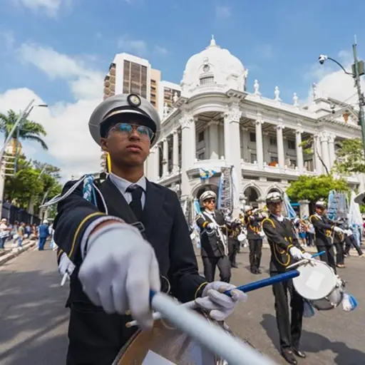 El desfile “Guayaquil, Historia Viva” recorrió el centro de la ciudad durante las celebraciones julianas