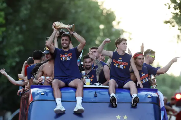 El centrocampista español Rodri sostiene el trofeo mientras los jugadores de España desfilan a bordo de un autobús descapotable por las calles de Madrid el 20 de julio de 2026. ,THOMAS COEX / AFP