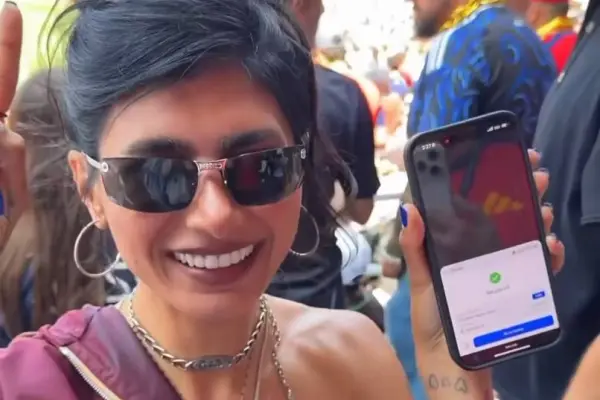 La artista Maya estuvo en el estadio y se mostró emocionada cuando le llegó la notificación del premio a su celular. ,Foto: Redes Sociales