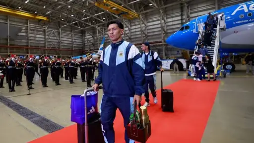 Serios, sin hablar con nadie y sin Messi; así fue la llegada la Albiceleste a Argentina tras perder la final del Mundial 2026