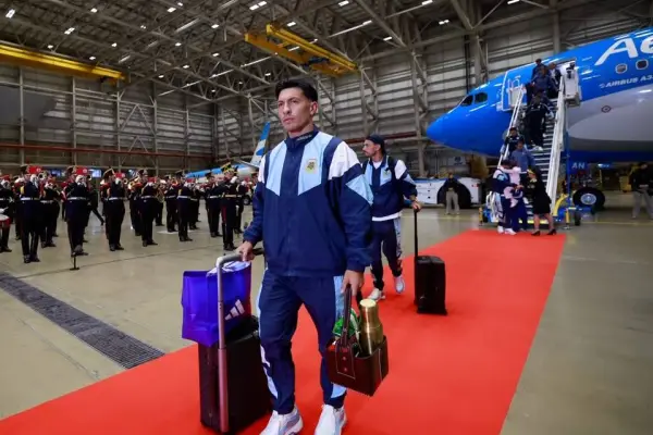Lizandro Martínez junto a otros miembros de la delegación de Argentina a su arribo tras perder la final del Mundial 2026. ,Foto: Redes Sociales