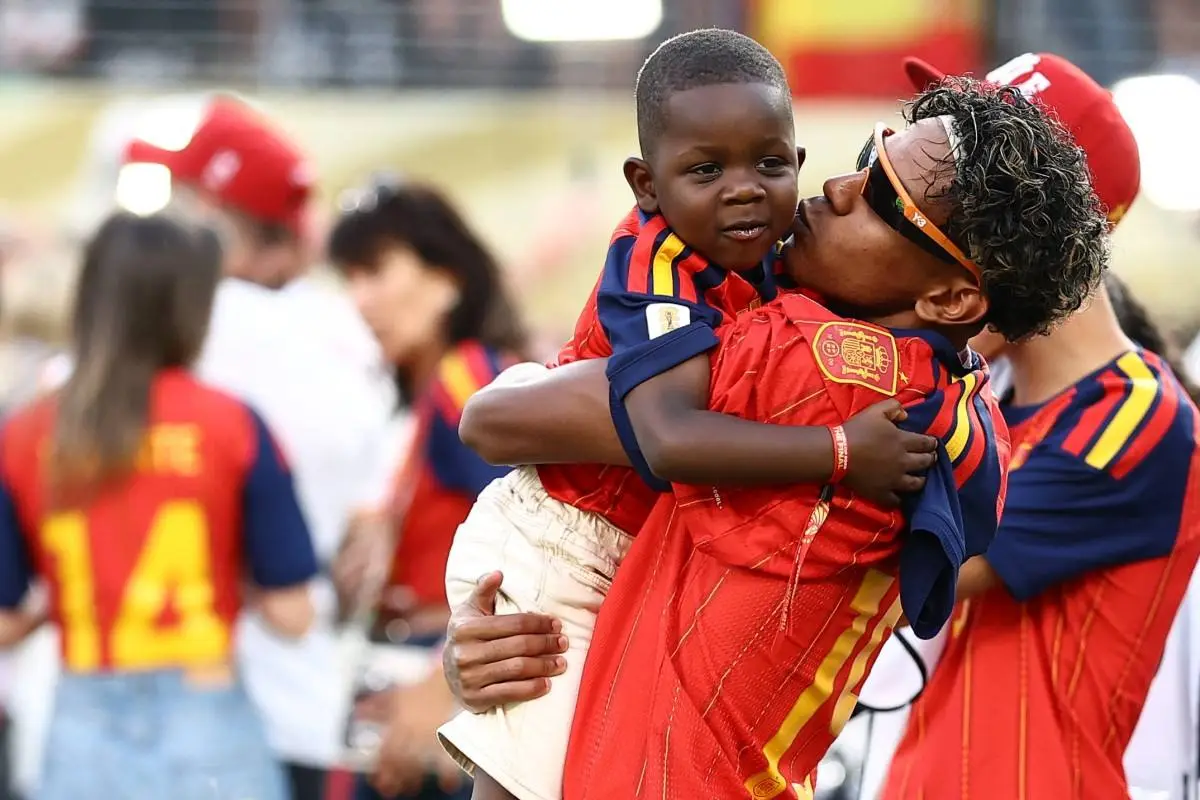 Lamine Yamal, una de las estrellas del fútbol español junto a su hermanito Keyne en la celebración por haber obtenido el Mundial para España (Foto: Charly Triballeau / AFP), Foto: Agencia AFP