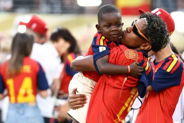 Lamine Yamal, una de las estrellas del fútbol español junto a su hermanito Keyne en la celebración por haber obtenido el Mundial para España (Foto: Charly Triballeau / AFP) ,Foto: Agencia AFP