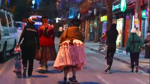 ¡Con faldones y todo! Chicas bolivianas deslumbran haciendo skate en pleno La Paz, en Bolivia