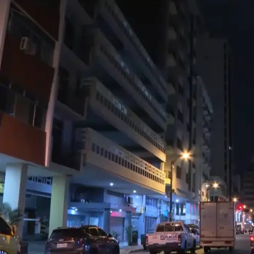 Hallan el cuerpo sin vida de un hombre en un edificio de parqueadero del centro de Guayaquil