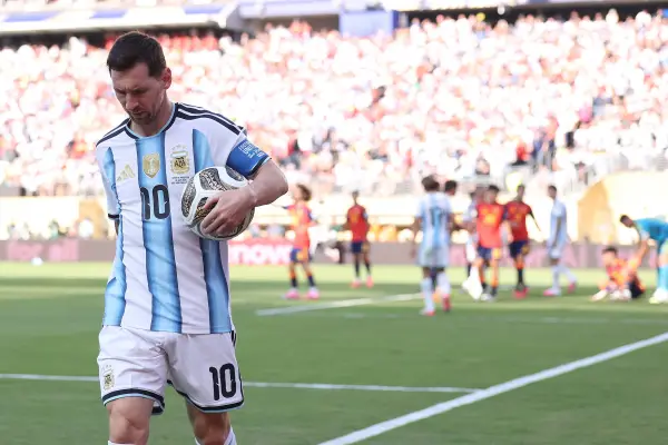 Lionel Messi en el partido que perdió ante España y que representó la copa para los ibéricos. ,CARL RECINE / GETTY IMAGES NORTH AMERICA / GETTY IMAGES VIA AFP
