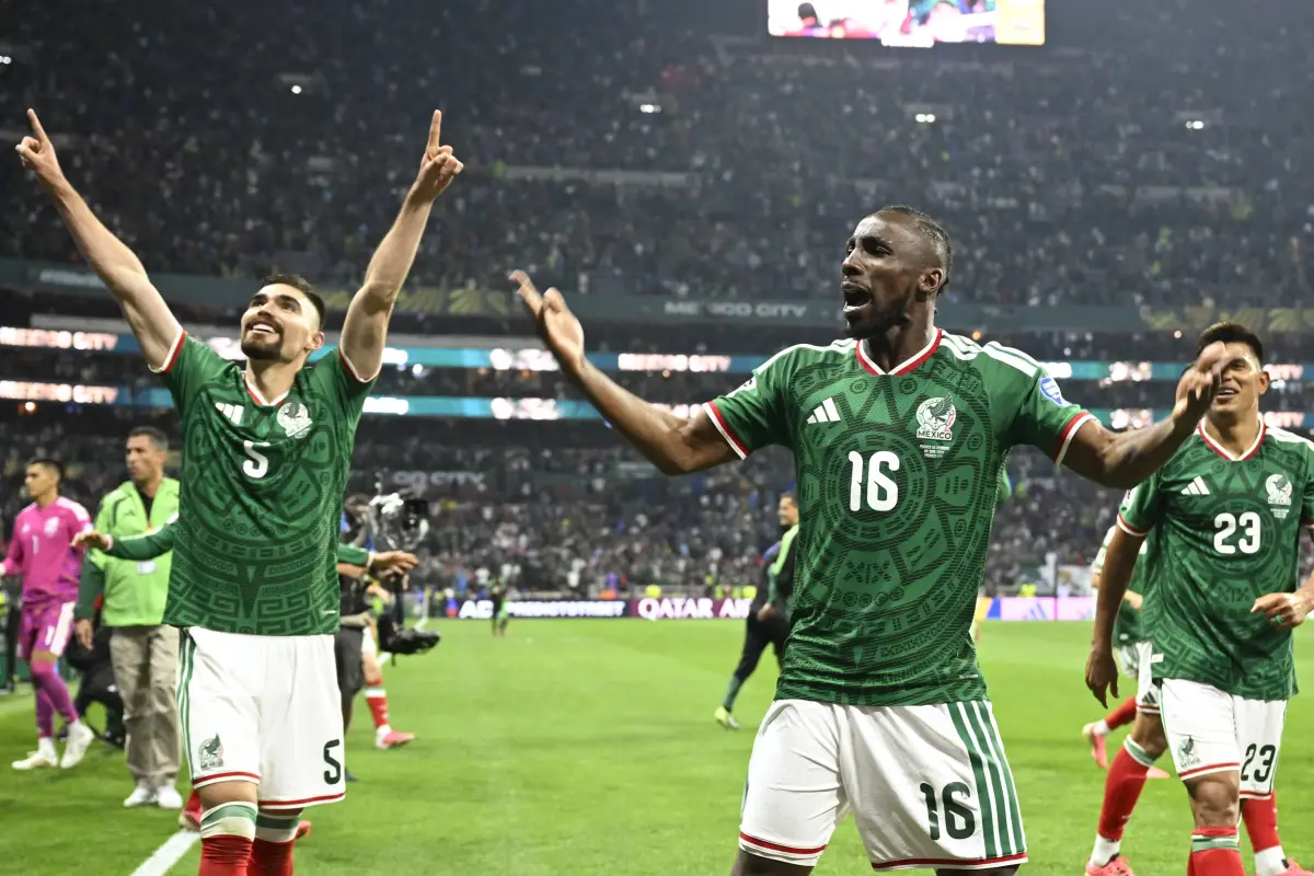 Julián Quiñónez jugador de México celebrando un gol marcado a Ecuador en el Mundial