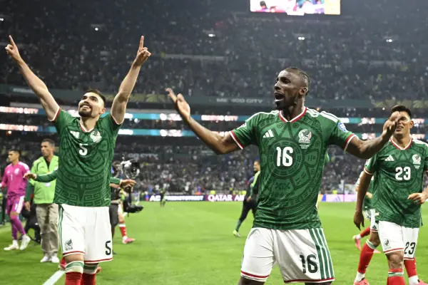 Julián Quiñónez jugador de México celebrando un gol marcado a Ecuador en el Mundial