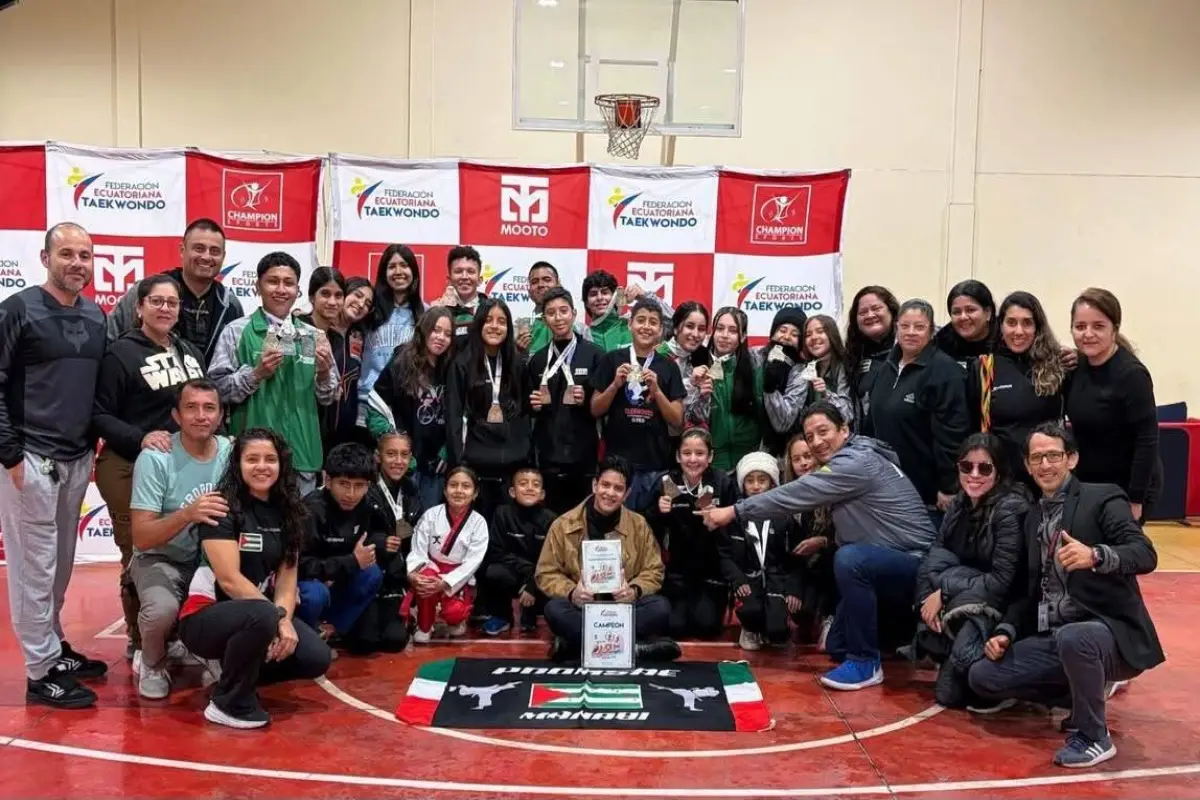 La delegación de deportistas lucen felices junto a sus padres y entrenadores tras concluir su participación., Cortesía
