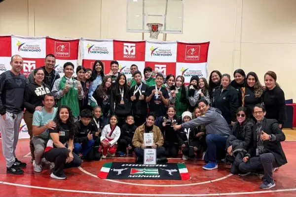 La delegación de deportistas lucen felices junto a sus padres y entrenadores tras concluir su participación. ,Cortesía