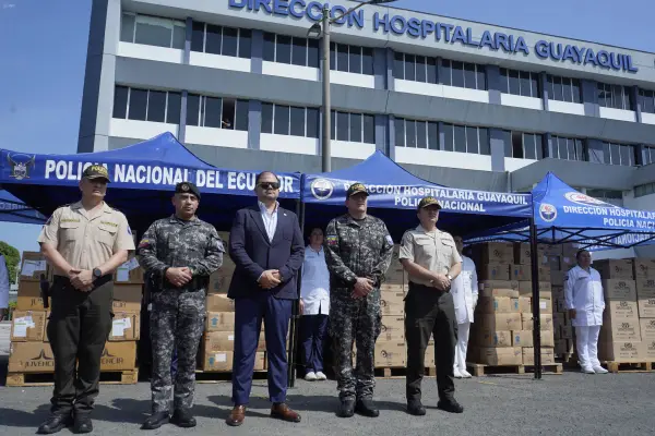  El ministro del interior, John Reimberg, en una entrega de medicinas para abastecer hospitales de la Policía Nacional.