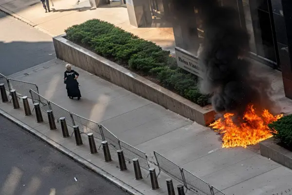 El momento del ataque quedó registrado por una cámara de seguridad cercana al edificio del ICE en New York. ,Foto: Redes Sociales