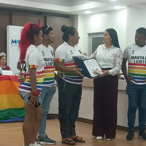 Entregan el reconocimiento Arcoíris de Cristal a representantes de la comunidad LGBTIQ+ en Manta