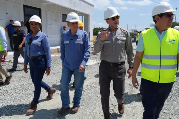 El ministro de Ambiente y Energía, Juan Carlos Blum, y el gerente general de CELEC EP, Antonio Jácome, en un recorrido por las obras del Sistema de Transmisión Las Orquídeas.