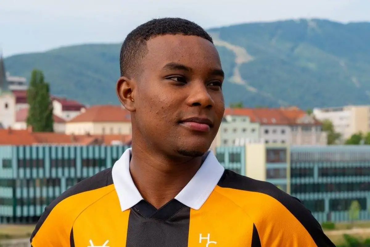 Oscar Zambrano en la presentación del Hull City tras su regreso al club