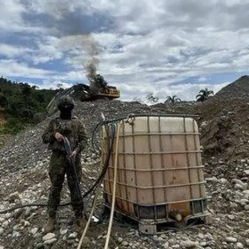 Decomisan 3.500 galones de combustible en operación contra minería ilegal en Zamora Chinchipe