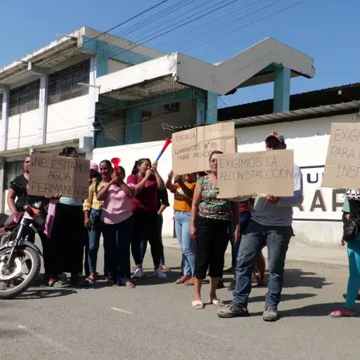 Casi 600 estudiantes no asisten a clases por falta de agua en una escuela de la parroquia Charapotó