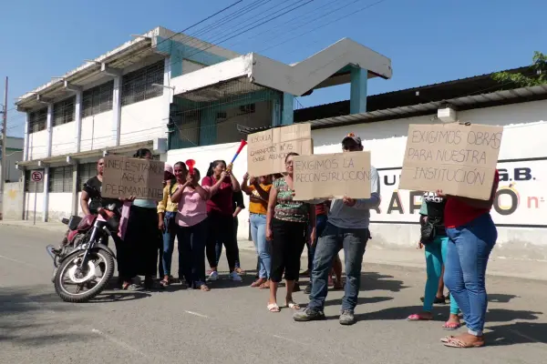 Padres de familia de la Escuela de Educación Básica Charapotó #75 durante un plantón en el cantón Sucre ,Wilmer Álava
