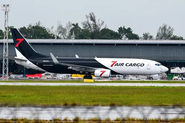 Un avión de carga procedente de Miami permanece en la pista tras aterrizar en el aeropuerto internacional José Martí de La Habana el 21 de julio de 2026.  ,ADALBERTO ROQUE / AFP