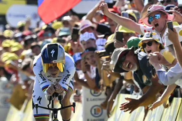 El ciclista belga Remco Evenepoel, del equipo Red Bull BORA-hansgrohe, llega a la meta de la 16.ª etapa de la 113.ª edición del Tour de Francia, un recorrido de 26 km entre Évian-les-Bains y Thonon-les-Bains, en los Alpes franceses. ,JEFF PACHOUD / AFP