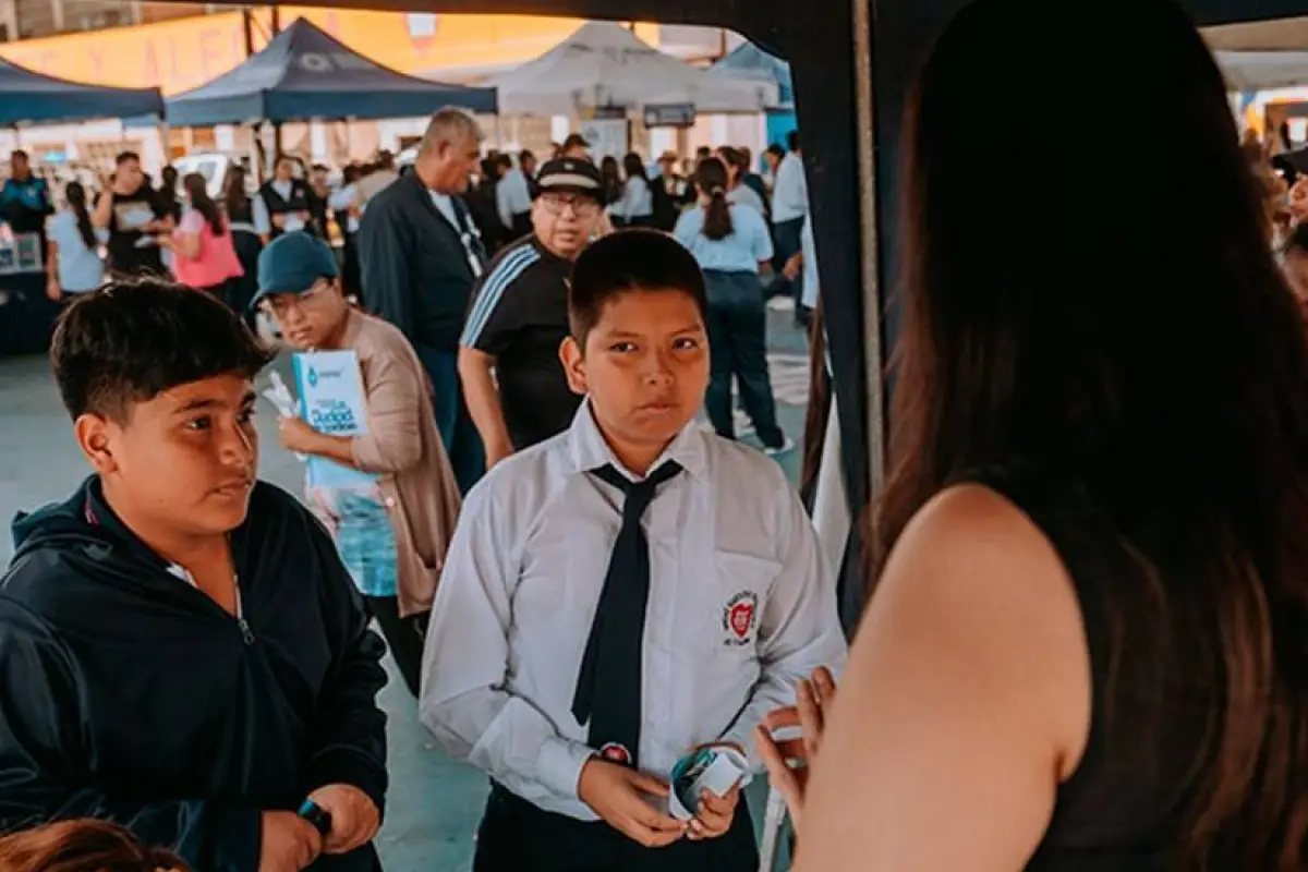 Dependencias municipales brindaron atención y orientación en feria comunitaria del Suburbio